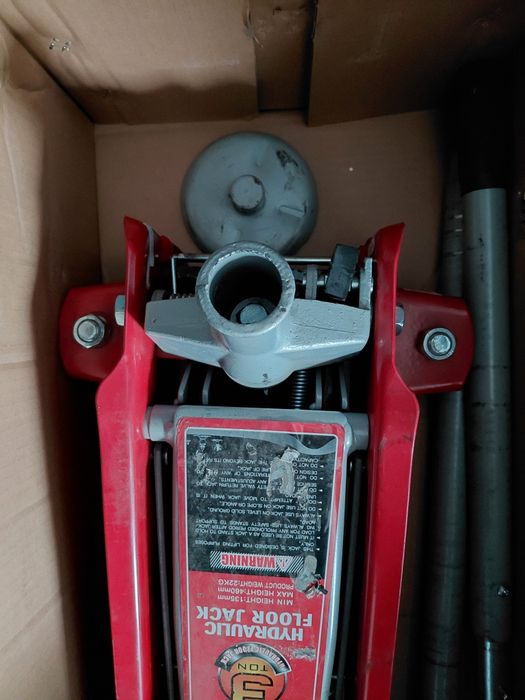 Домкрат автомобильный