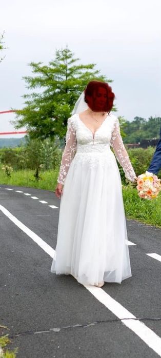 Rochie mireasa plus voal