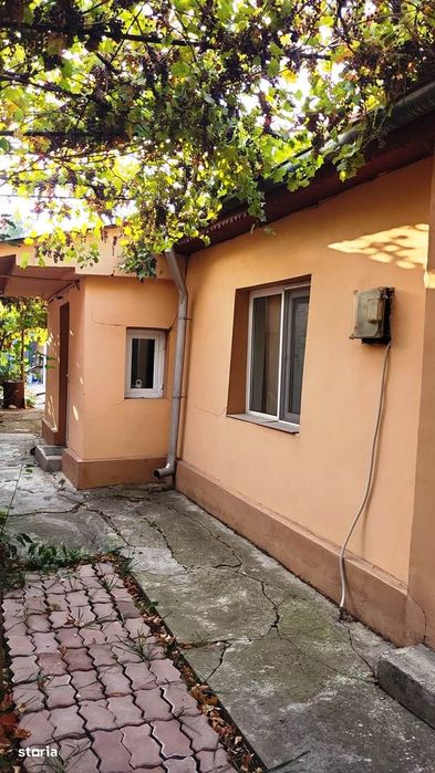 Casa-3 camere în cartierul N.Titulescu, teren 240mp, liberă, utilităţi