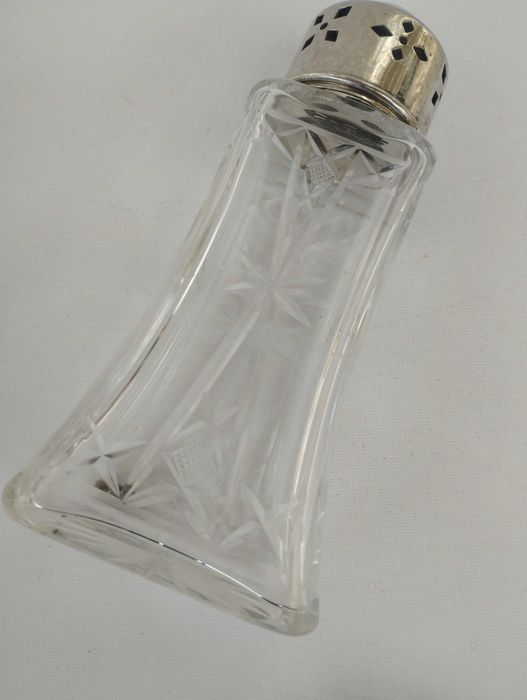 Винтидж английски шейкъри за сол, пудра захар или канела. 25 и 35 лв.