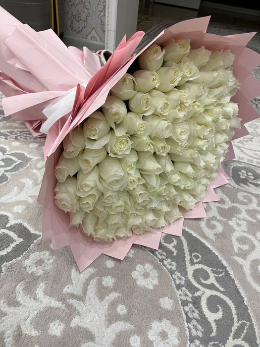 Белые розы 101 штука