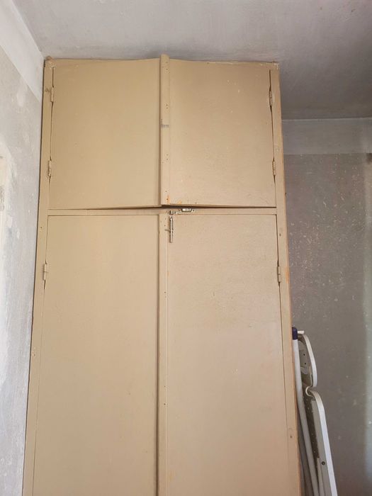 Продам двери и шкаф на дрова самовывоз, само спуск с 3его этажа