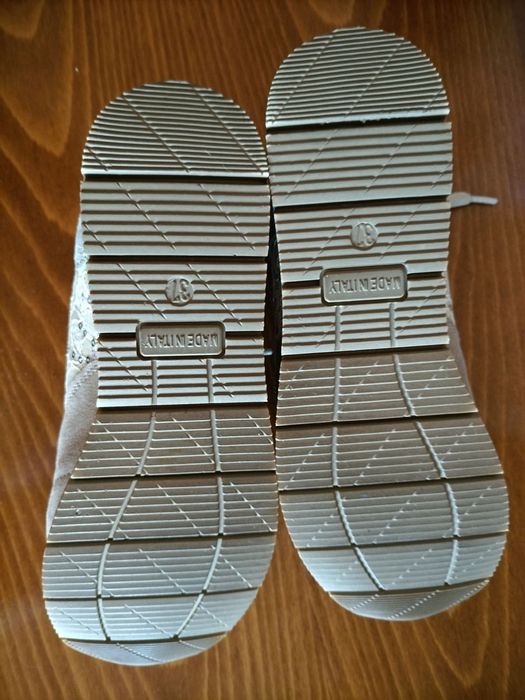 Модерни златисти маратонки номер 37