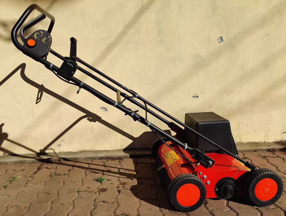 Scarificator aerator cu motor electric