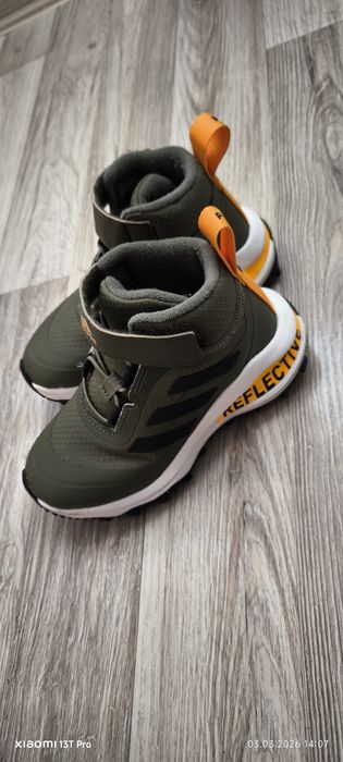 Детски зимни адидаски.