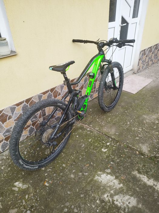 "Vând bicicletă electrică Bulls, cu suspensie față și spate, design sportiv, în culorile negru și verde neon."
