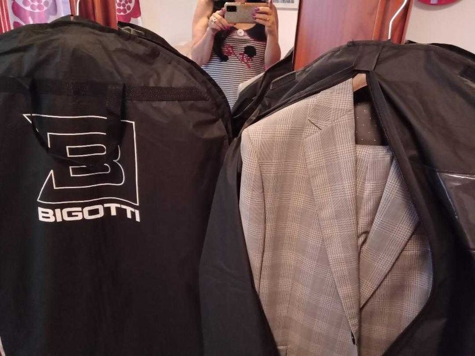 Costum barbatesc nou, gri in carouri, 2 veste: gri si bleumarin