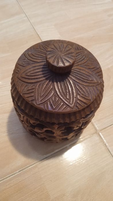 Recipient/cutie lemn veche sculptata, pentru alune/condimente/dulciuri