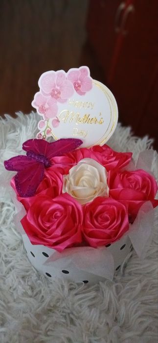 Сатенени рози и фоамени