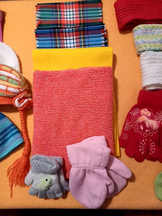 Продавам детски шапки, шалове и ръкавици.
