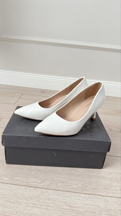 Туфли белые р39.