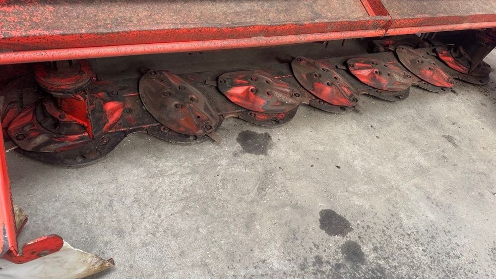 Kuhn Mährwerk, Kasilka John Deere, Claas Arion, Case Puma tortadi.