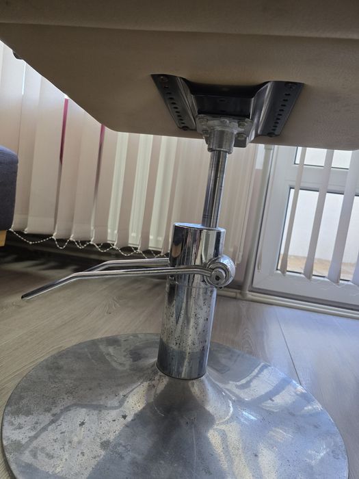 Фризьорски стол запазен