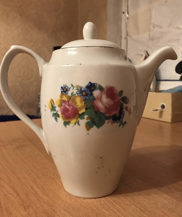 Чайник  и два блюда фарфор