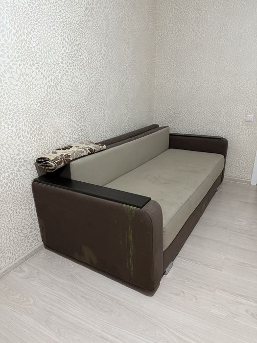 Отдам диван для зала