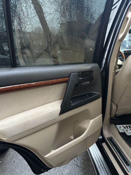 Tayota Land Cruiser V8