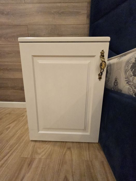 2 прикроватные тумбочки
