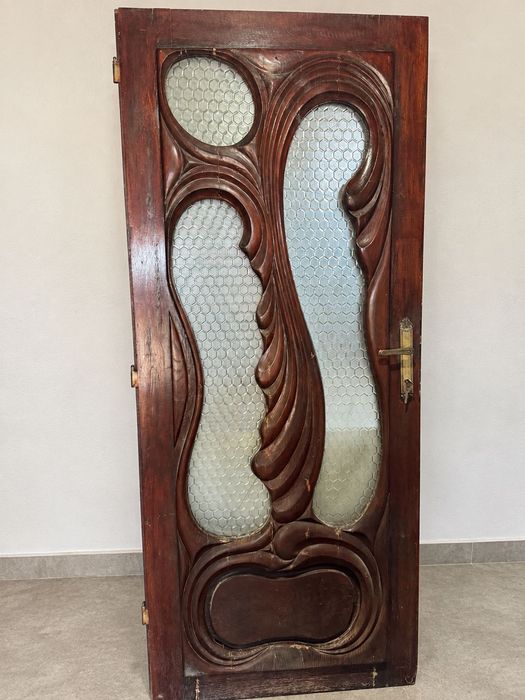 Ușă veche din lemn sculptat, cu sticlă decorativă și feronerie