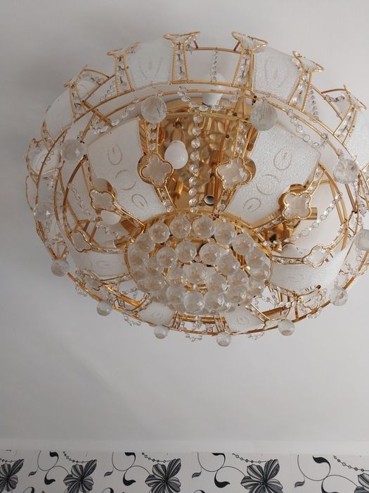 Люстра в зал. Большая.