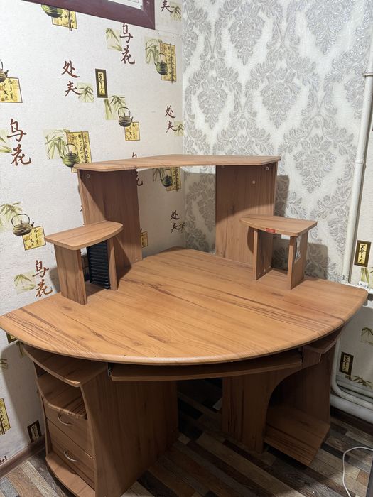 Угловой компьютерный стол