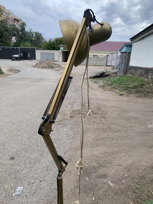 Продам напольная лампа электрическая