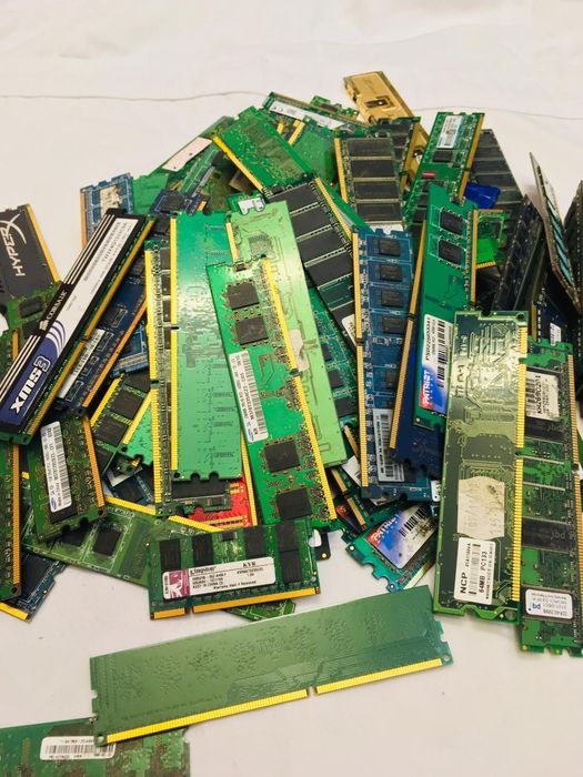 136 plăci RAM în stare excelentă, preț rezonabil și negociabil. Grăbeș