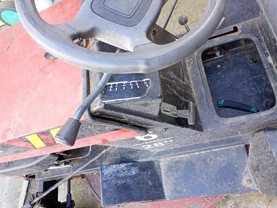 Tractor de gazon cu masa de cosire functionala