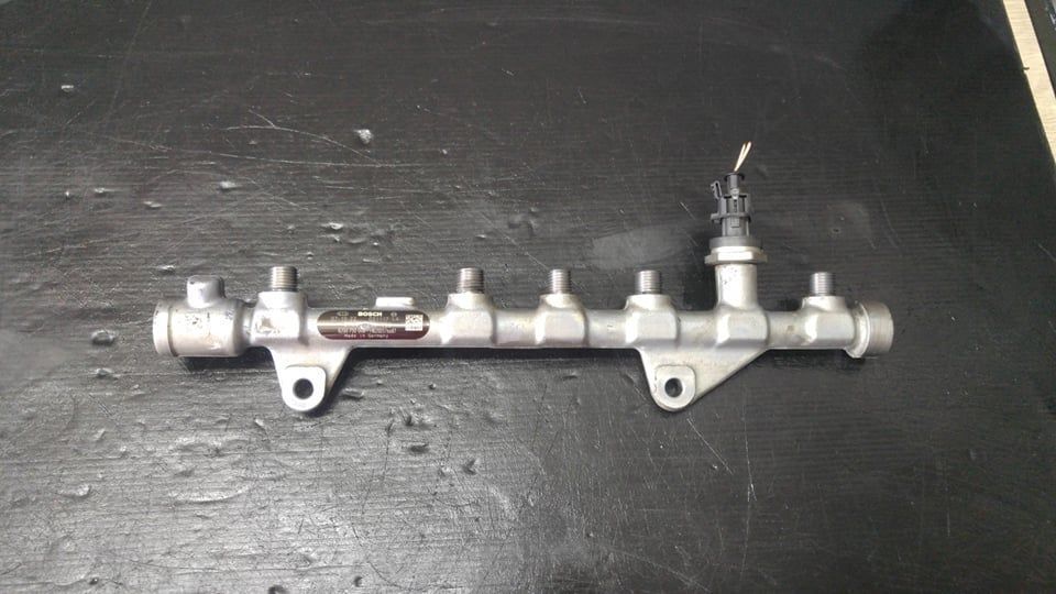 Rampa injectoare 1.9 d renault megane 2 8200750048 h8200576687
