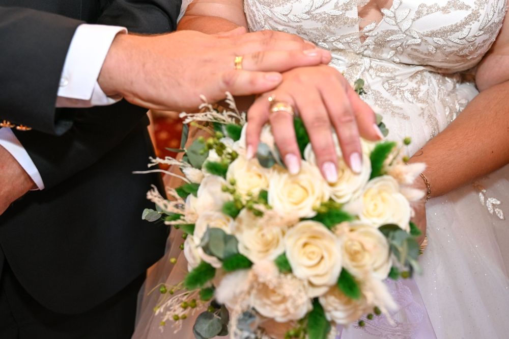 Va oferim buchete,struturi,pahare personalizate,decor mașini