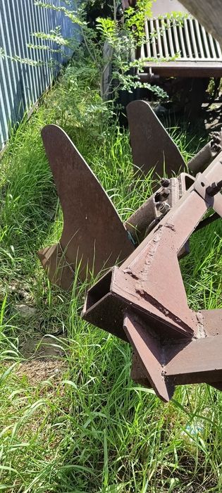 Продам плуг 2 корпусной с новым уголком на 75