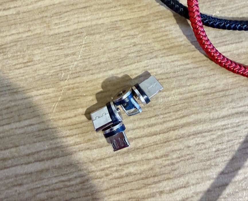 Cablu magnetic 3 în 1 USB-C / Lightning / Micro USB