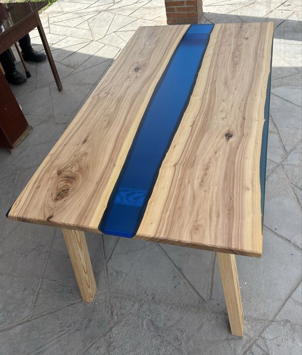 Стол из эпоксидной смолы