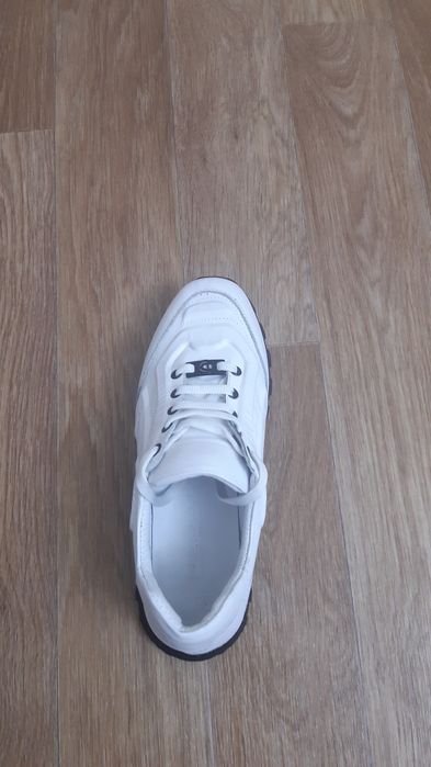 Продам кроссовки