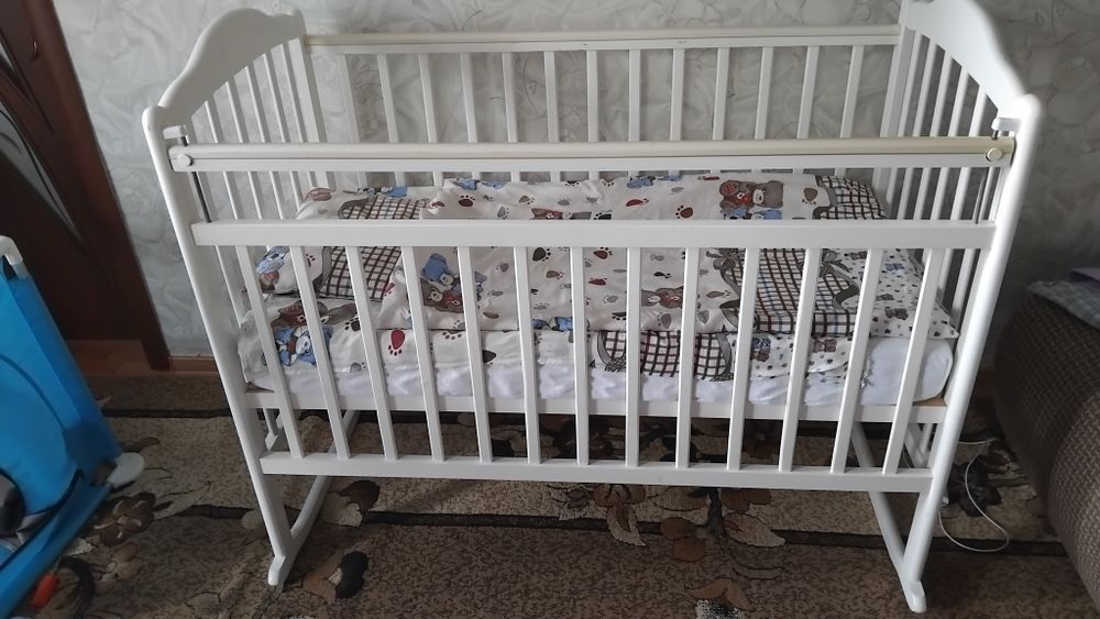 Продам кроватку качалку