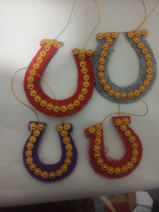 Новогодние брелоки и игрушки- подкова