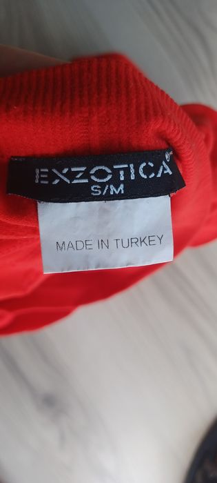 Rochie scurta roșie pe sâni