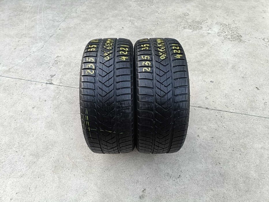 Doua anvelope de iarna 235 35 19 pirelli sottozero 3 profil 6,5 mm