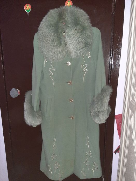 Palto sotiladi. Xolati alo darajada.