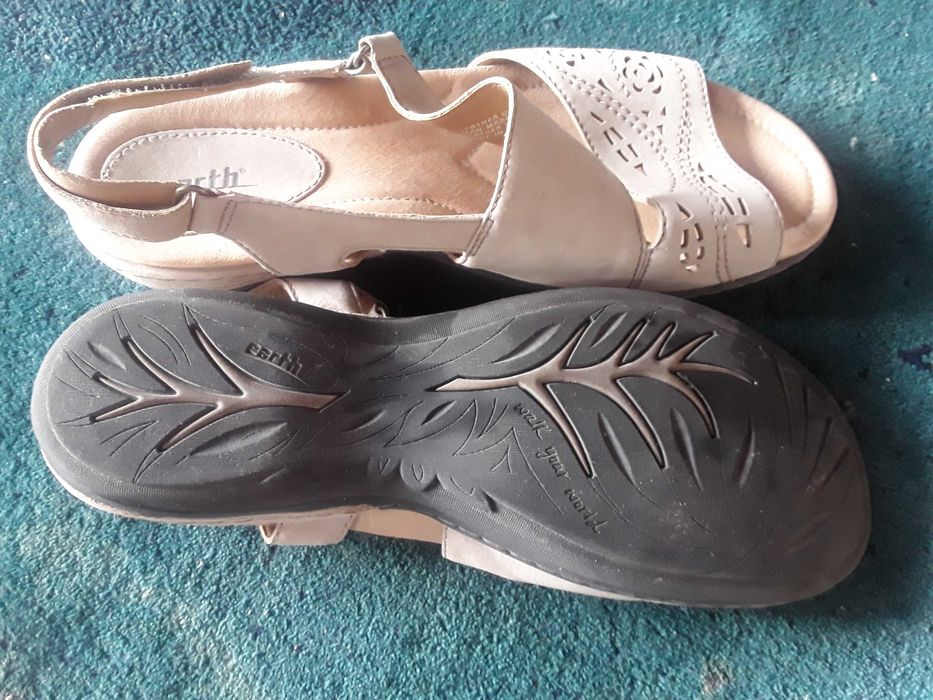 Босоножки фирмы Earth, большого размера