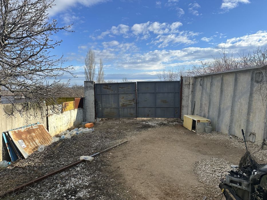 База с две халета по 75 квадрата с масивна ограда и усилени рафтове