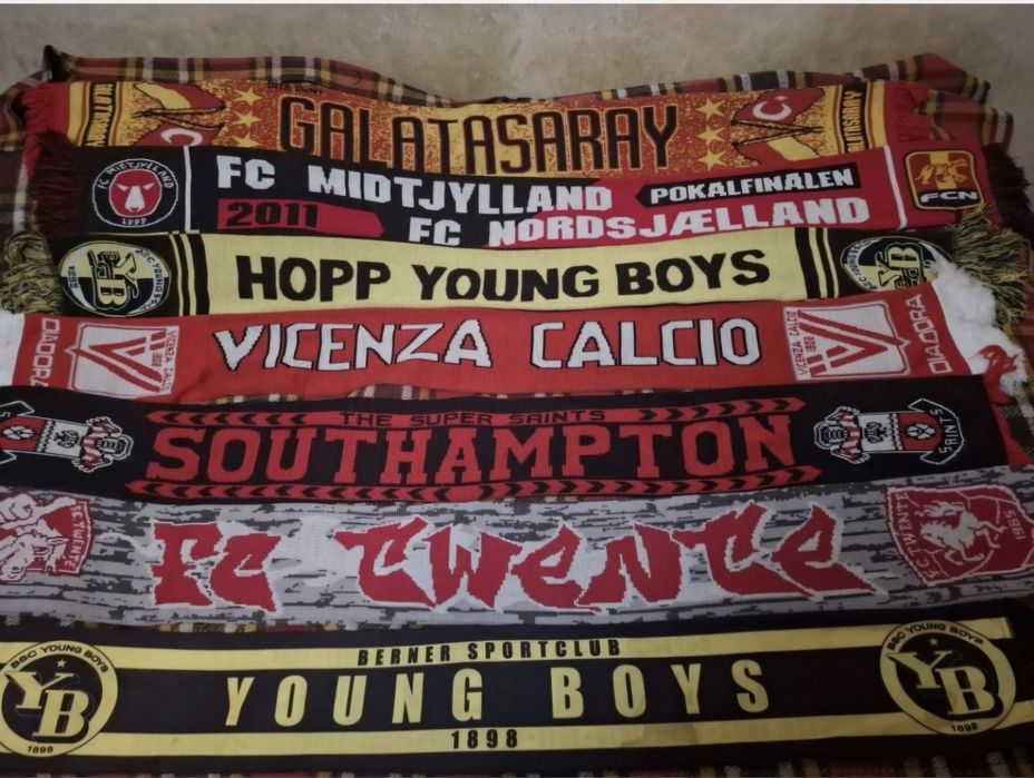 Продавам много футболни шалове