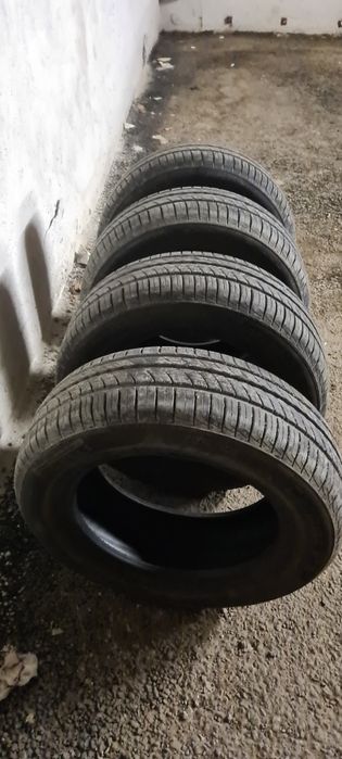 Продавам 4 летни гуми Пирели 185/65 R15, запазени.