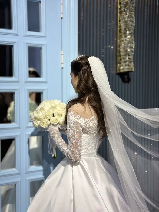 СРОЧНО! Элегантное свадебное платье с длинным шлейфом