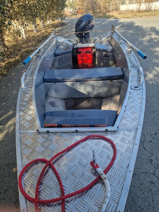 Продам лодку моторную