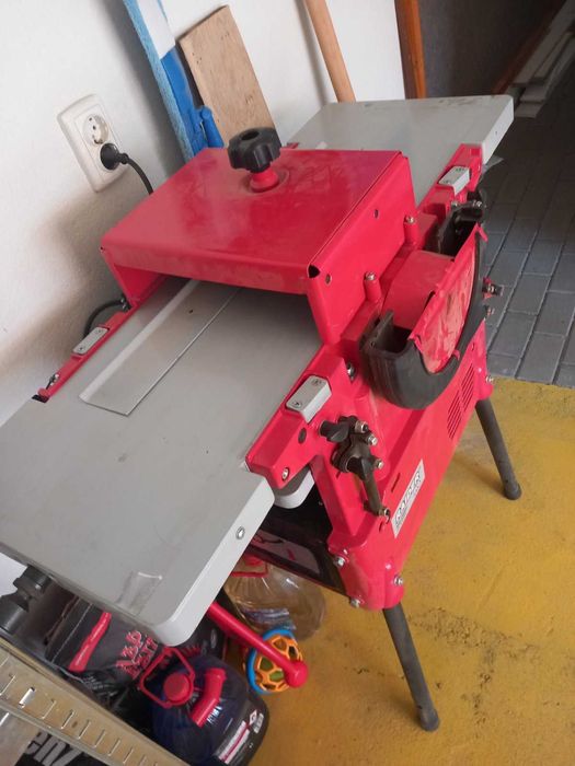 Продавам дървообработваща  машина RAIDER абрихт щрайхмус и циркуляр.