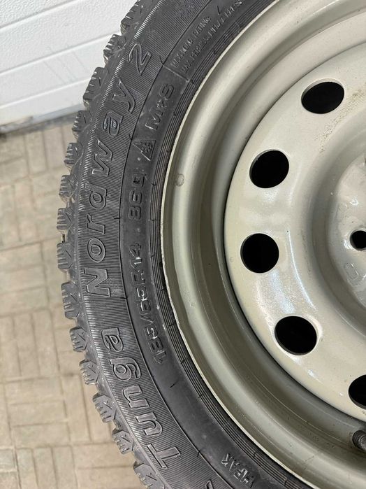 Зимние шины 185/65/R14 c дисками 4*98