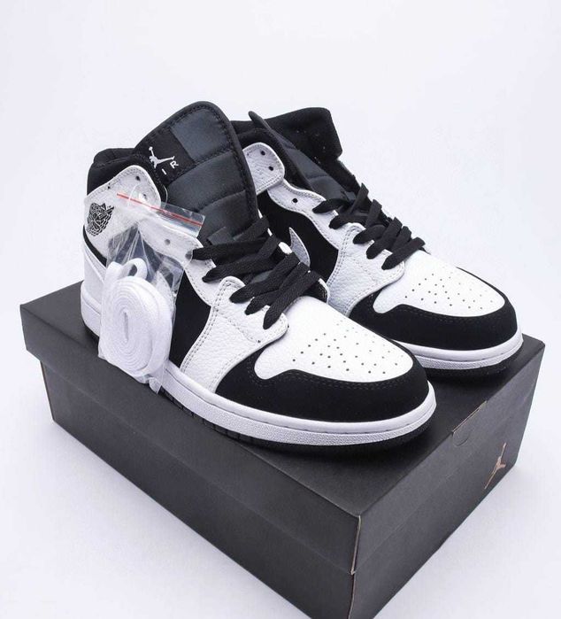 Кроссовки спортивные