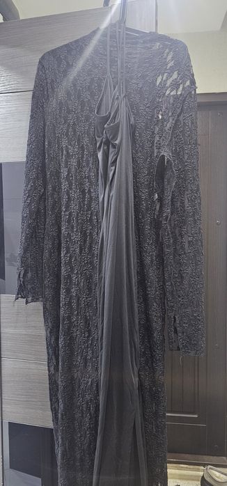 Чёрное облегающее платье из кружева