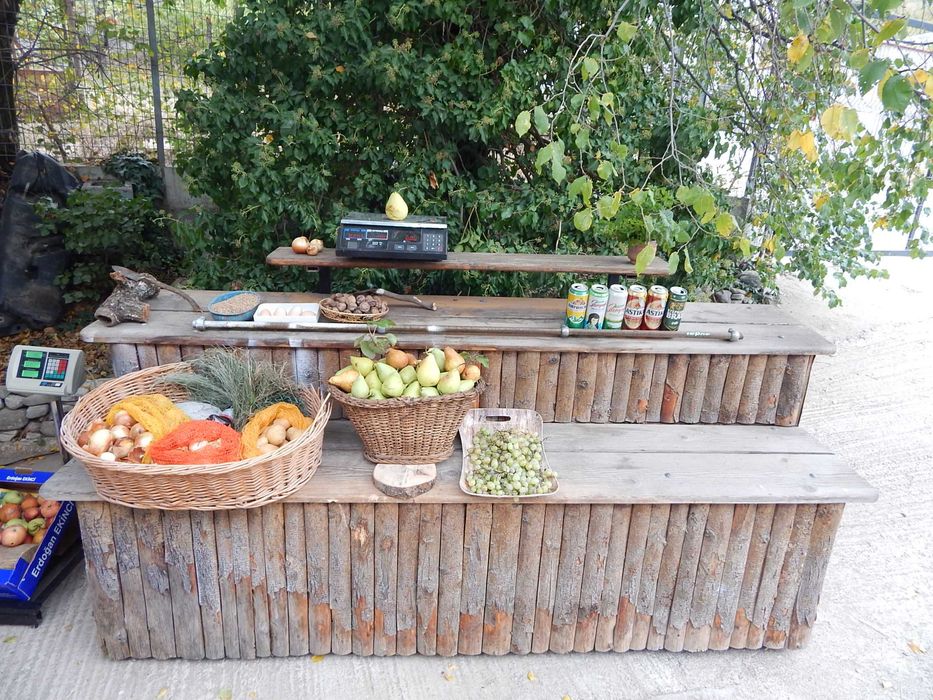 Зеленчукова сергия , маса за продажба на зеленчуци и плодове.