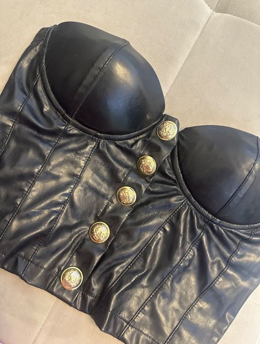 Кожаный корсет подчеркивает женственность, мягкий.